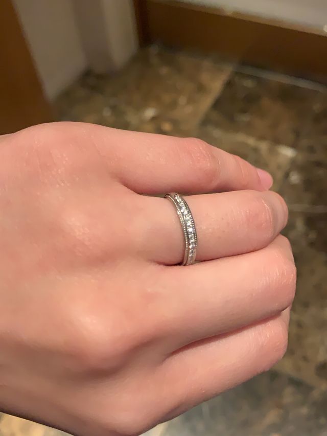 女性はダイヤいり。男性用はダイヤなしで、同じようにラインいり