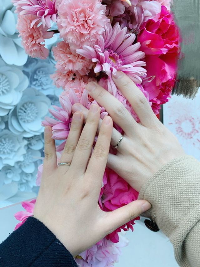 指輪は太すぎず、着用心地が非常に良い。デザインも素敵です。