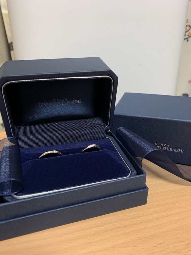 指輪のボックスのデザインと色がエレガントです。