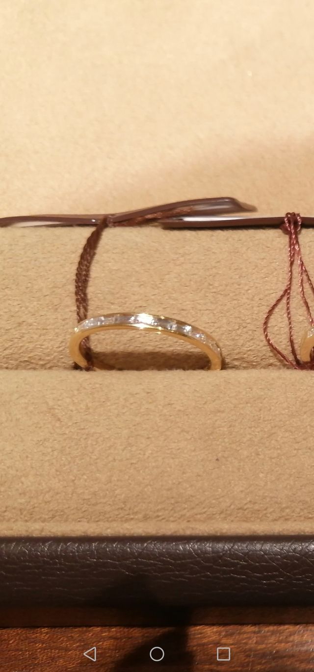 バケットカットのハーフエタニティ