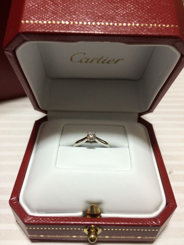 カルティエの入れ物に入っている婚約指輪です。