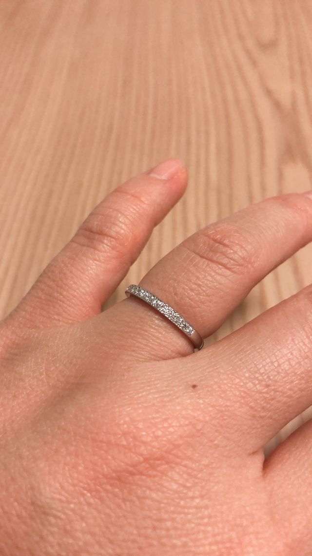 シンプルだけど華やかな指輪です。