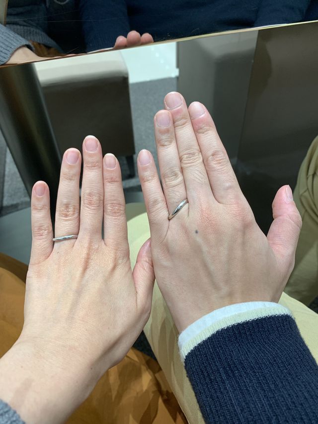 二人の試着です。この店ではこれが候補でした。