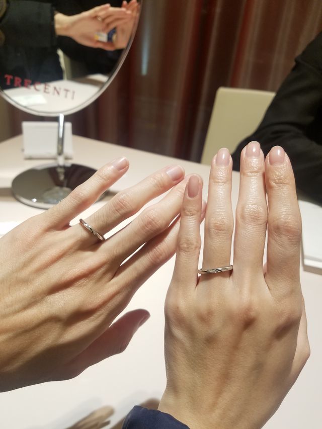 真ん中にくぼみがあり女性側にはさらに一粒ダイヤが入っています