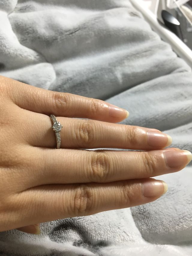 とても綺麗で華やかな指輪なので気に入っています。