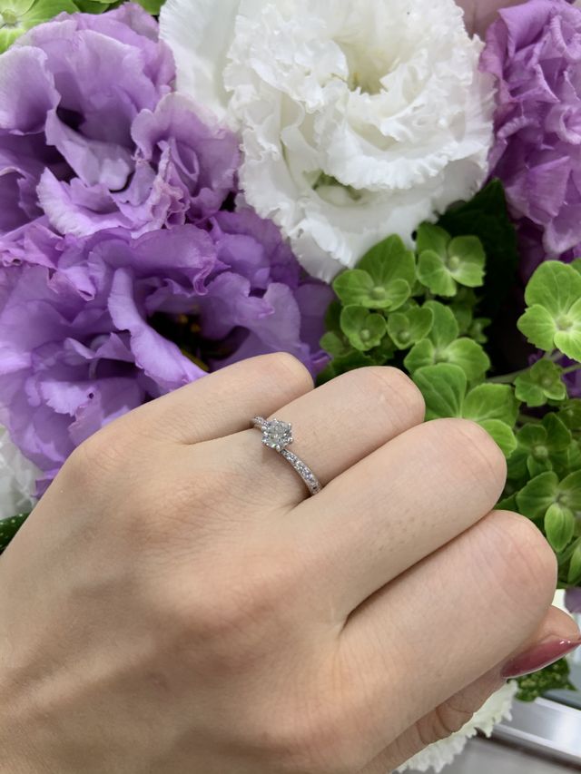 指を見てピッタリの形を店員さんが一緒に探してくれます