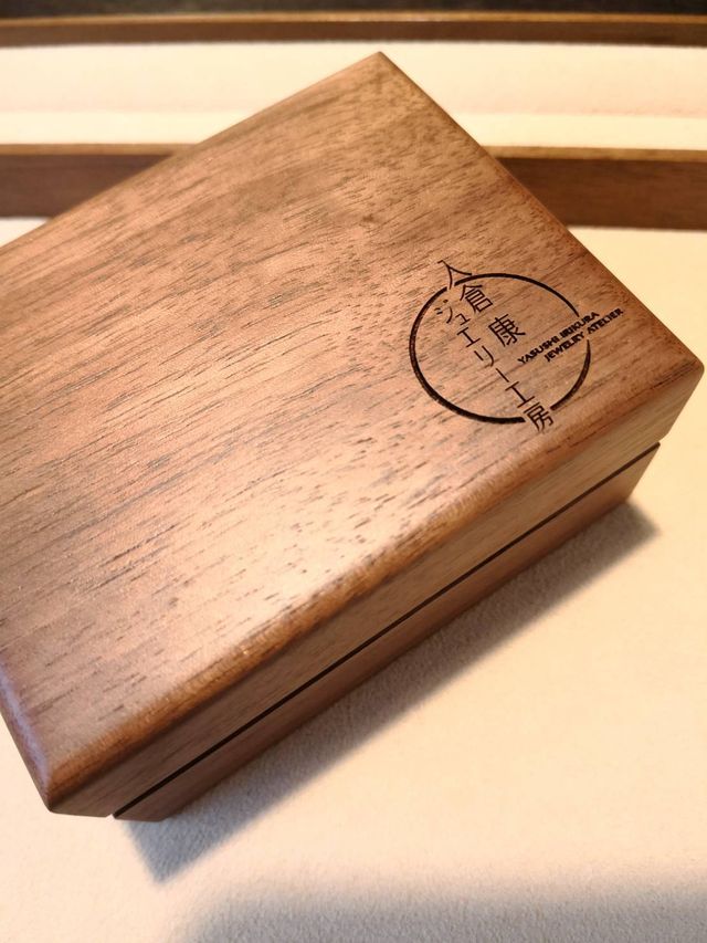木のリングケースです