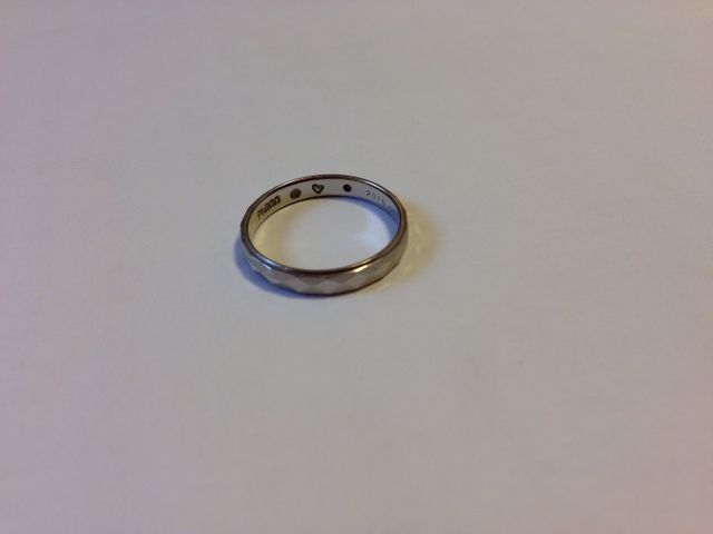 pt950の指輪を購入。ダイヤに刻まれたデザインに惹かれ購入