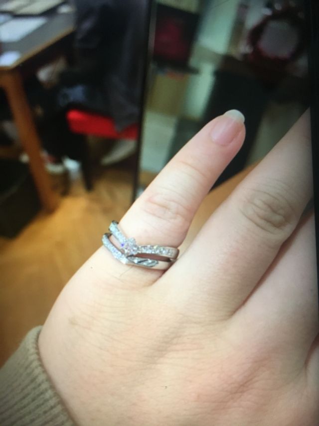 指が太いので、店頭に置いてあるサイズでの試着は小指が限界。