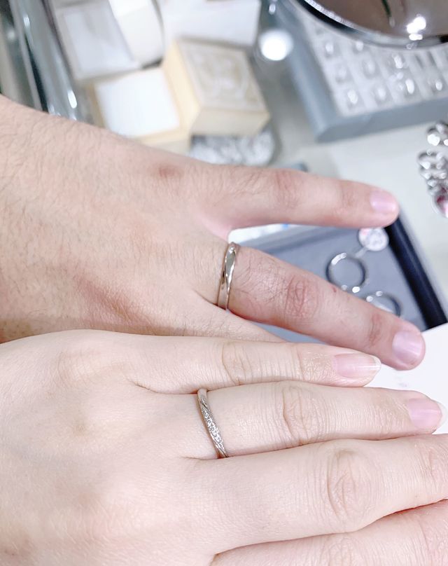 夫婦同じデザインで、女性側にダイヤが3つ入っています。