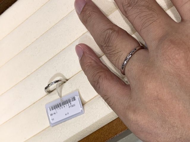 横にある女性用とセットで試着。デザインは好みです