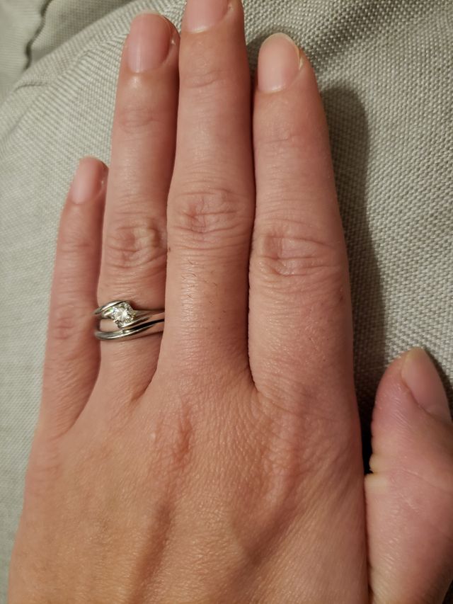 ダイヤの大きさが選べるセミオーダーのリング、曲線が特徴です。