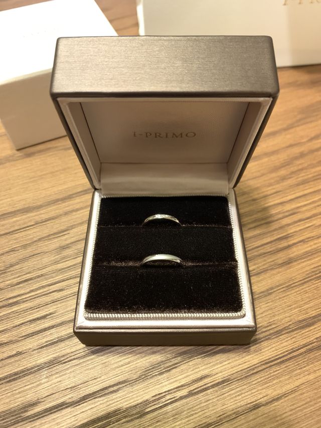 上が女性用、下が男性用です。男性用にはマット加工をしました。