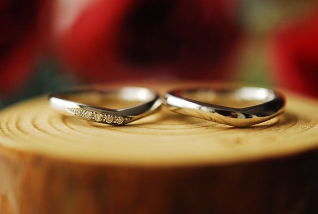 滑らかな曲線を描いたようなデザインを元に2人で手作りしました