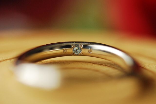 イニシャルの間には2人の誕生石を入れましたシンプルで可愛い！