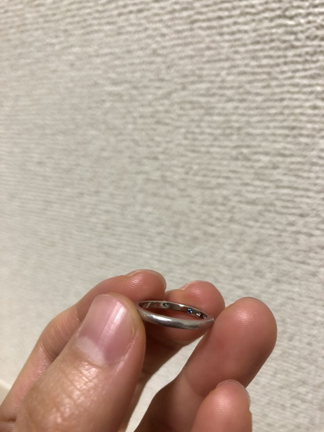 見にくいですが、内側にブルーが入ってます