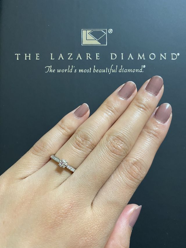 着用画。光にあたるとキラキラ光ってとっても素敵です。