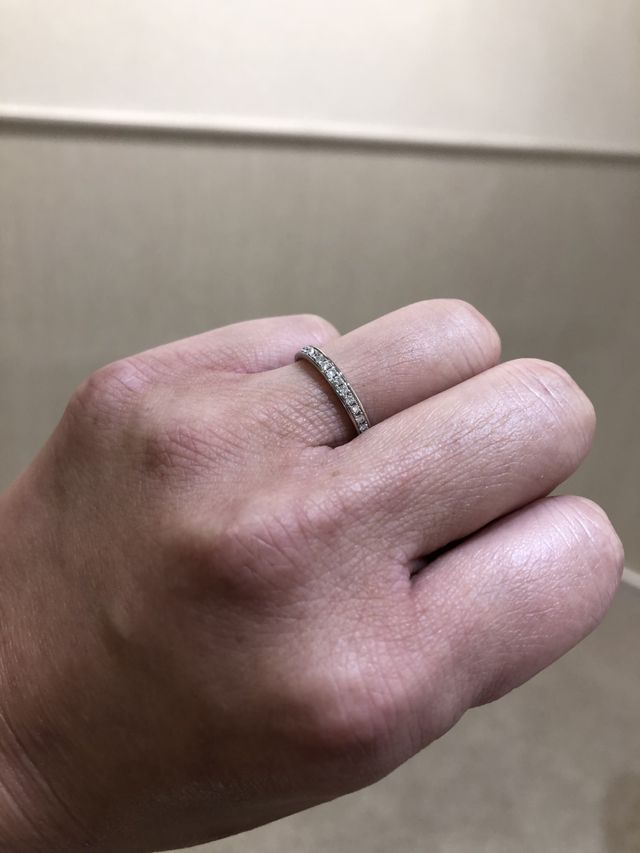 ハーフエタニティリングです。
キラキラ綺麗です。