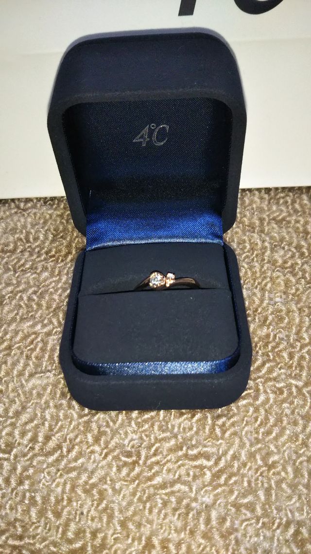 商品名はフラワーで、婚約指輪のみピンクゴールドにしました。