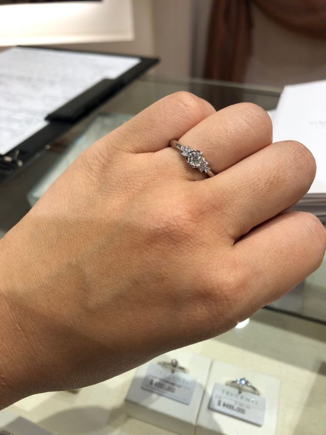 婚約指輪でフローラで
サンプルは大体0.2カラット前後でした