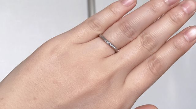 左の手の薬指に、着用している写真になります。