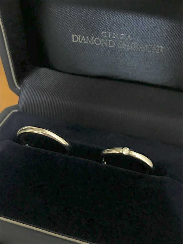 ダイヤが浮いてるデザインなので、より光が差込み輝きが綺麗です