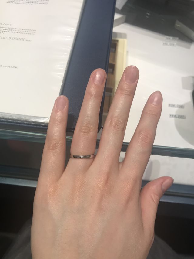 ダイヤモンドが1つついてあるシンプルなタイプのもの。