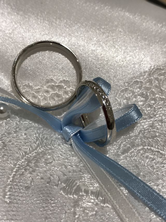 ダイヤが流れるようにセッティングされてて上品です。