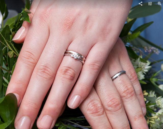 結婚式のときに撮影。婚約指輪と一緒にはめています。