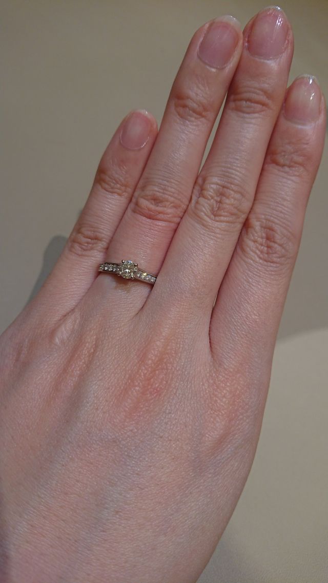 パヴェタイプなのでとても豪華でキラキラしています。