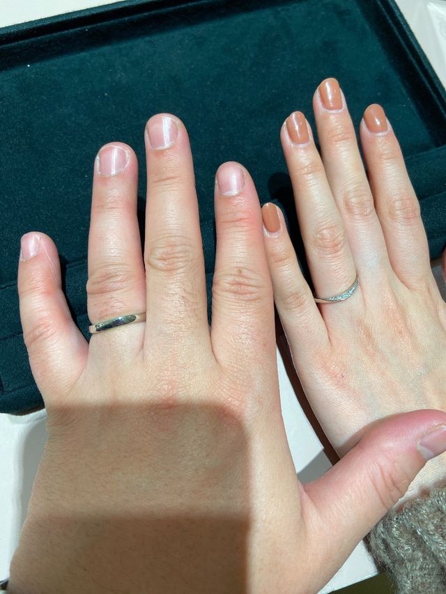 女性の方は華奢で男性の方は重厚感のあるデザインです。