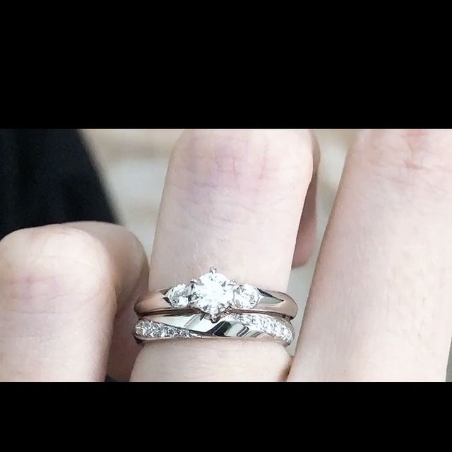 同じラザールダイヤモンド  の婚約指輪と重ねてます
