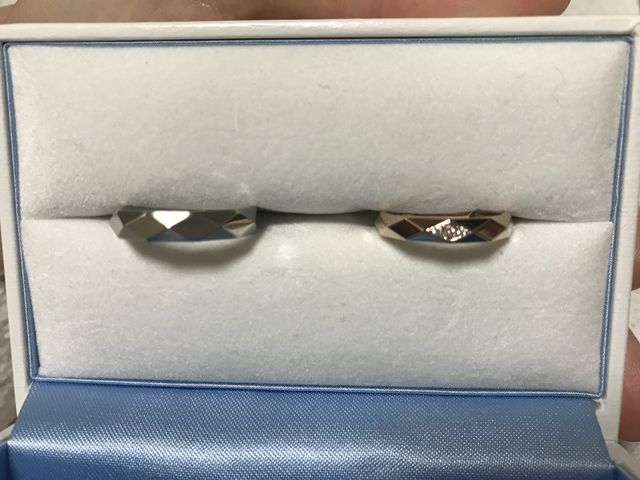ファセットリングです。左が男性、右が女性用です。