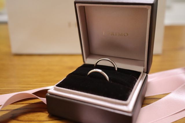 プラチナの艶々がしっかり強調されるデザイン。