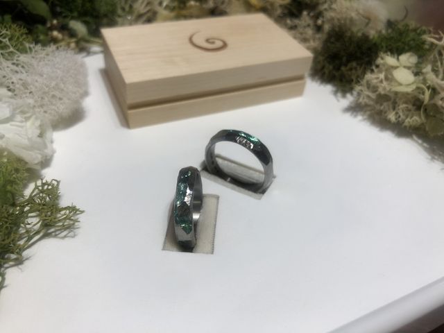 苔デザインのアレンジ。色はツァボライトです。