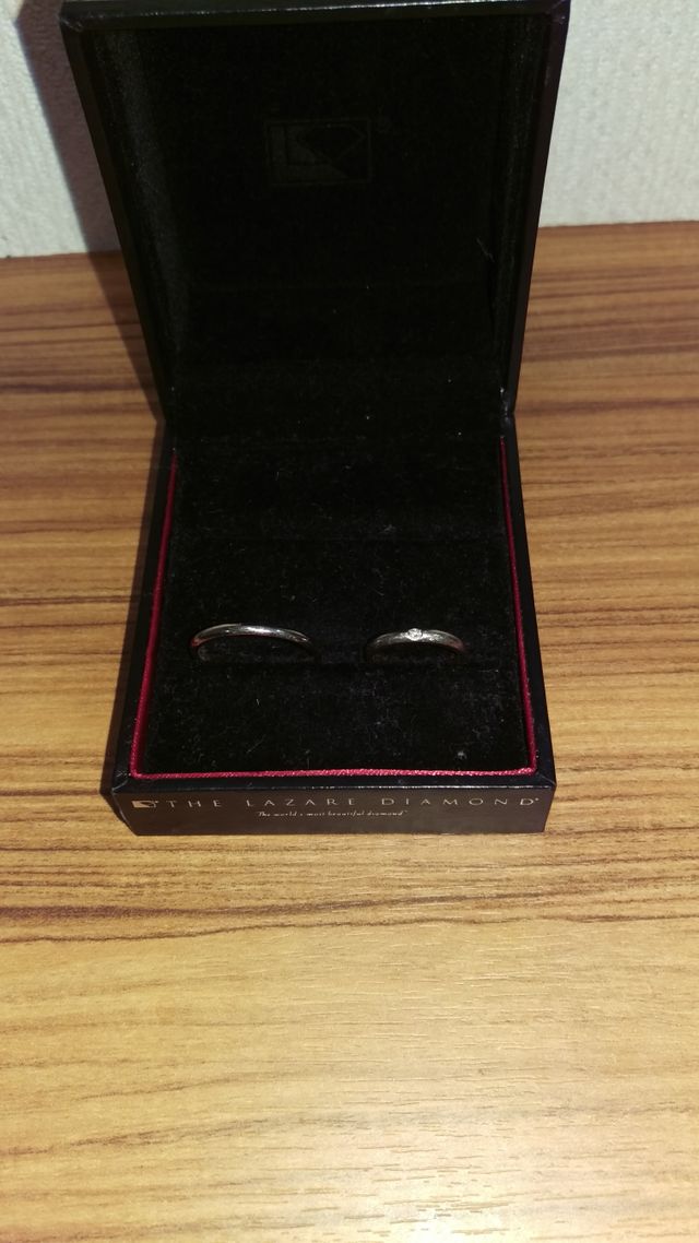 外側プラチナ内側ゴールドで、汗などで変色しにくい造りです。