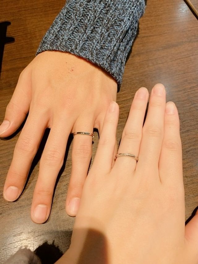 カーブが少し入った、結婚指輪です。