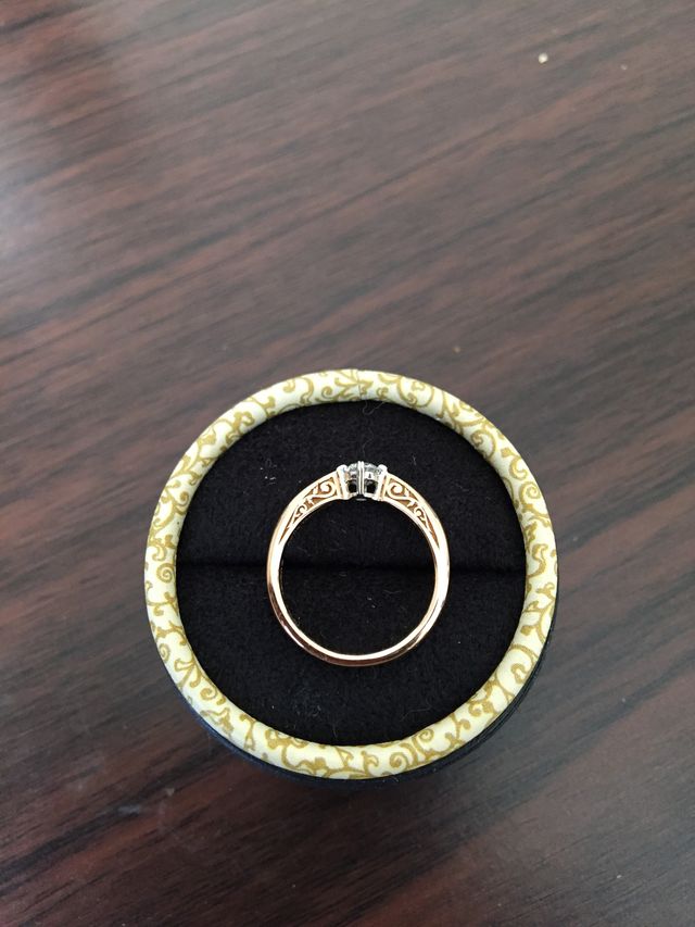 色はピンクゴールドです。