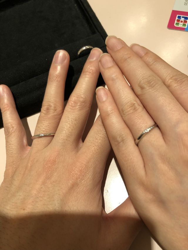 左男性、右女性の着用時の写真