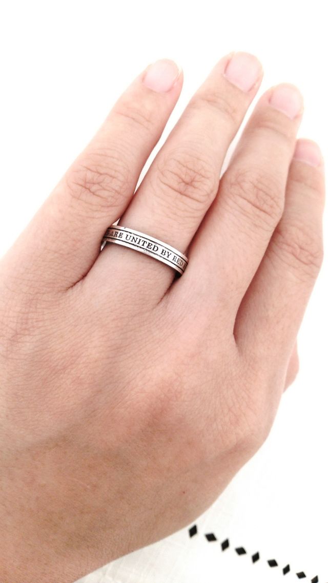 WE ARE UNITED BY RED STRINGと記載