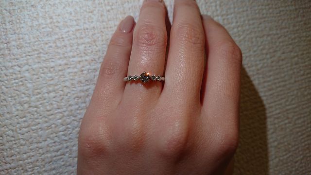 センターは0.2カラット
普段使いできるよう小さめにしました