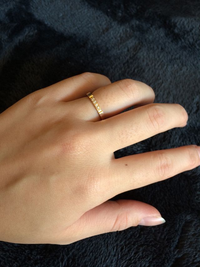 ゴールドのリングにダイヤが4つ埋め込んであります