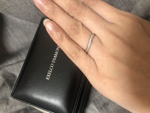 ウェーブなので、指輪がずれて斜めになってもおかしくない
