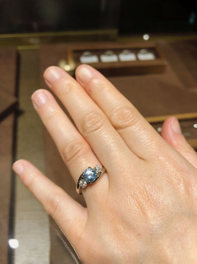 フルオーダーで完成した際に婚約者に付けて撮った写真です。