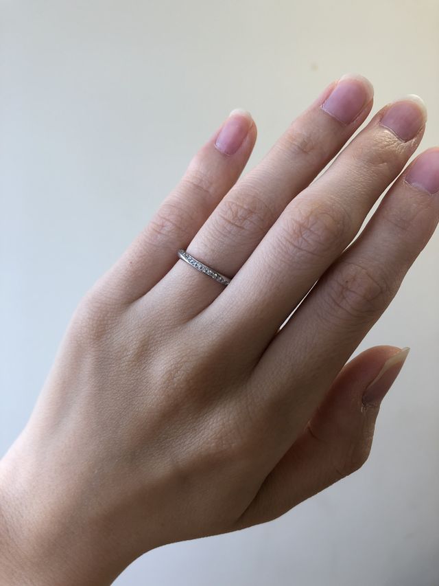 細めのリングで、片面にダイヤが入っています