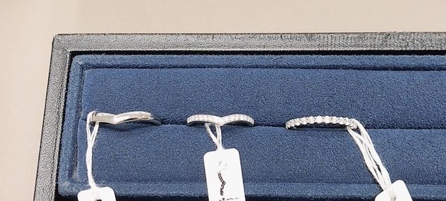 お揃いのvラインのハーフエタニティタイプ