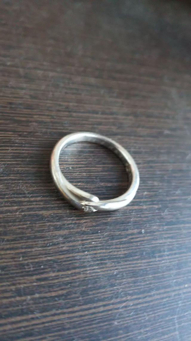 ダイヤのところが手を繋いでいるようなデザインになっています。