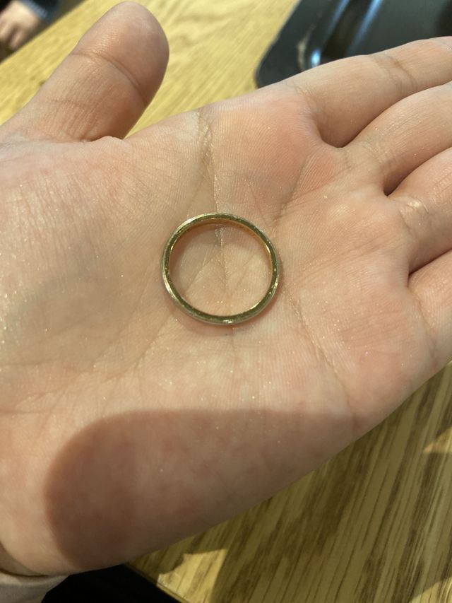 内側はゴールドが入っています。少しクセがあって好きです！