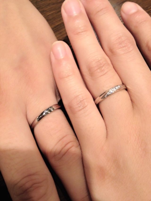 男性用はシンプル、女性用はダイヤが埋め込まれています