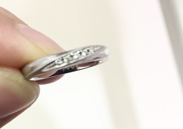 内側には文字と日付が入れられます。